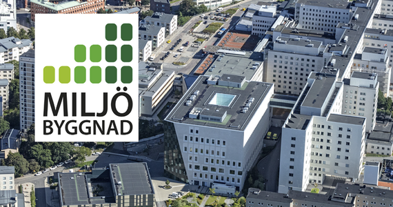 Flygfoto över Södersjukhuset med Miljöbyggnads logotyp inklippt.