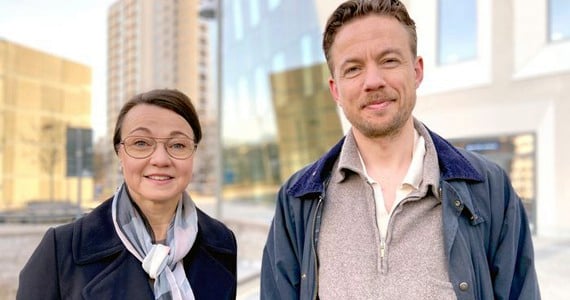 Petra Kinnerberg och Gösta Jansson i en park vid Södersjukhuset.