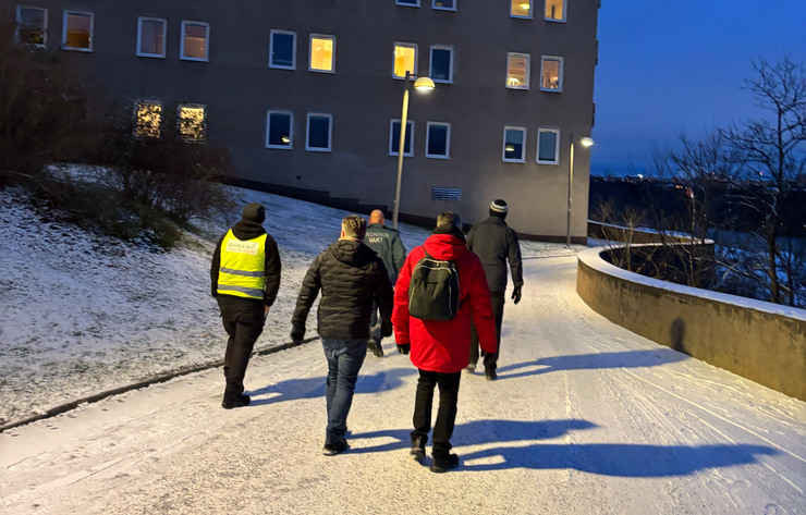 Personer går på gångväg på vintern