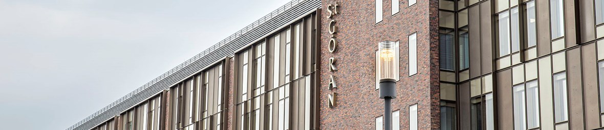 Fasad på sjukhusbyggnaden 20. På fasaden syns texten S:t Göran.