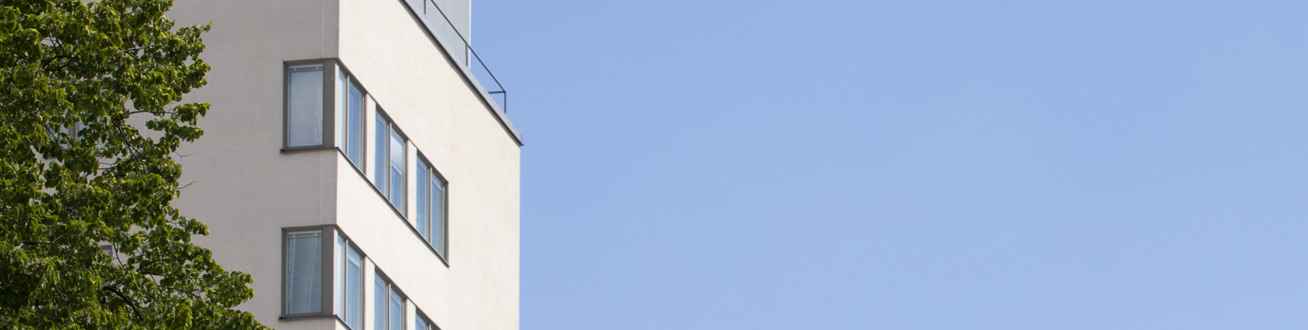 Del av fasad vid Södersjukhuset och blå himmel.