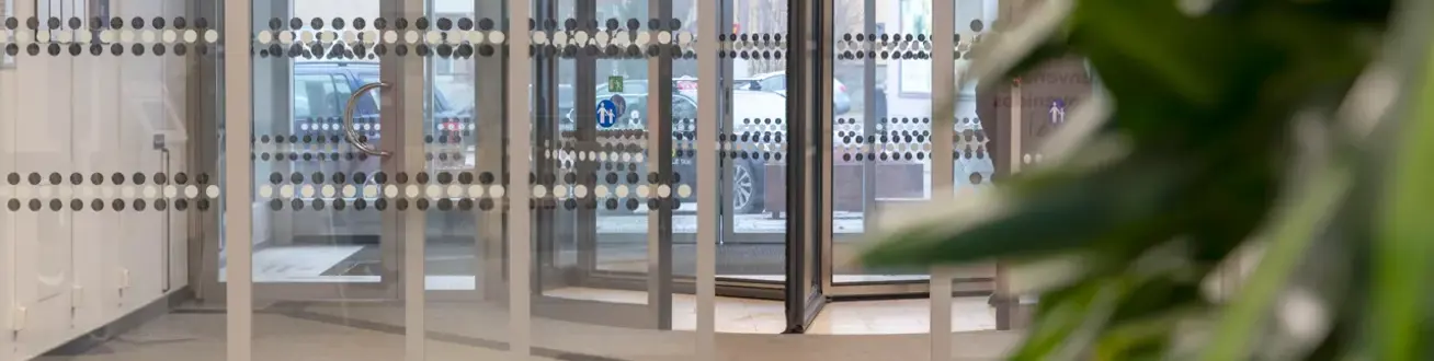 En entrésnurra med glas och en växt i förgrunden