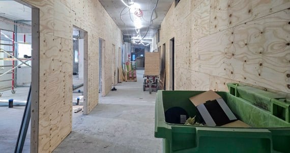 Lokaler som är i betong med nya mellanväggar i plywood.