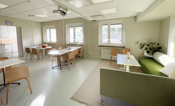 Ljust och fint personalutrymme med kök, matsal och soffgrupp i anslutning till varandra.