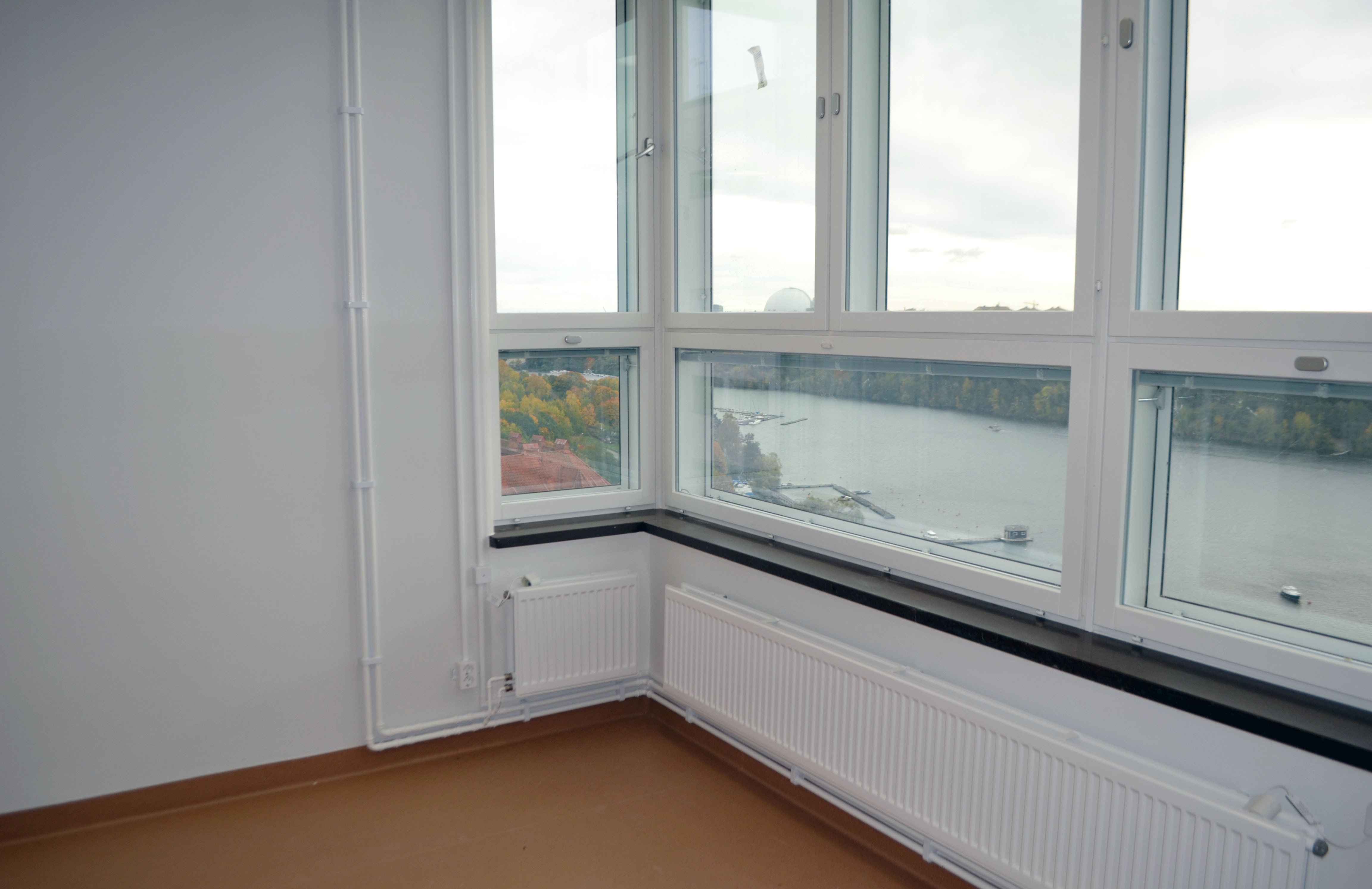 Utsikt genom ett fönster över Årstaviken.
