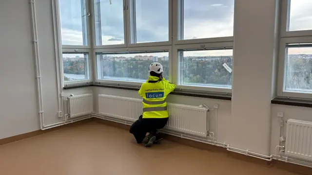 En bild över utsikten mot Årstaviken från Södersjukhuset.  En anställd från Locum tar en bild.