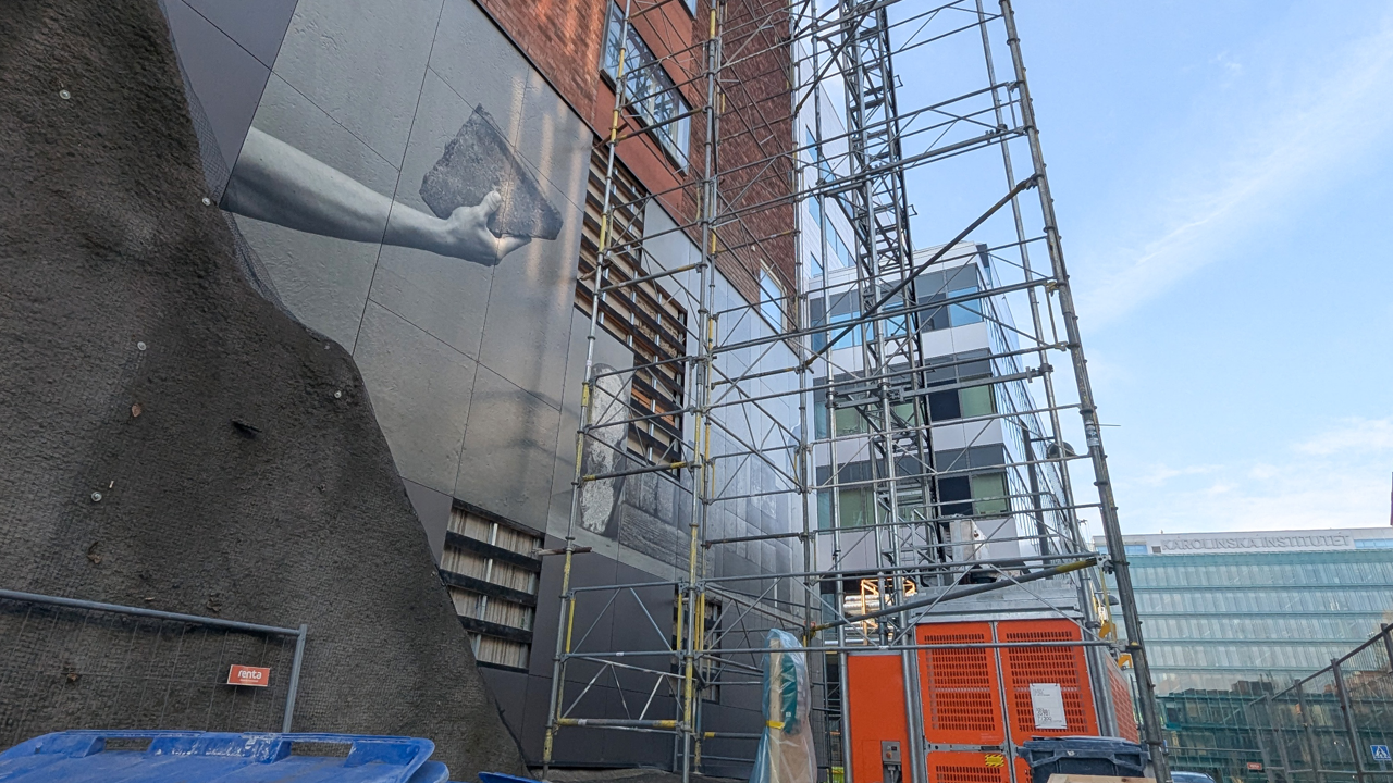 Byggst&auml;llning utmed fasad. 