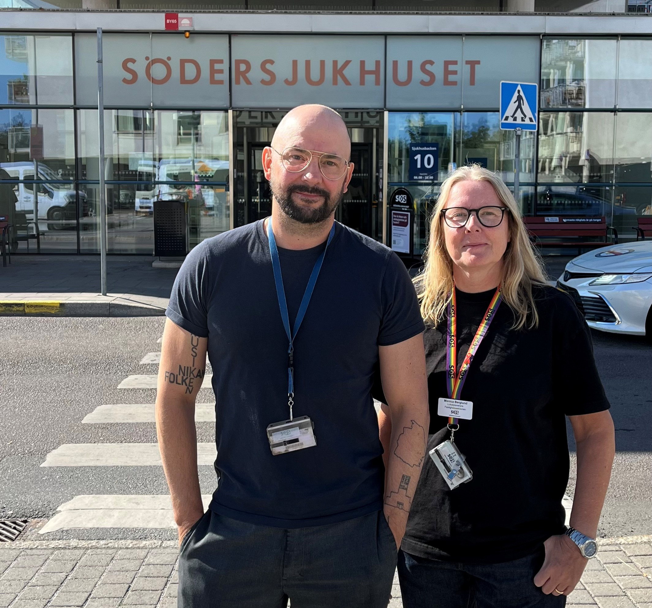 En bild på Niklas och Monica utanför Södersjukhusets huvudentre.