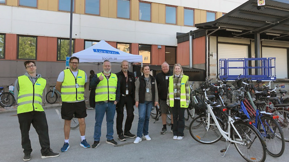 Representanter från Locum förvaltning, kundtjänst och drift som står bredvid en cyklar vid Sabbatsbergs sjukhus lastkaj.
