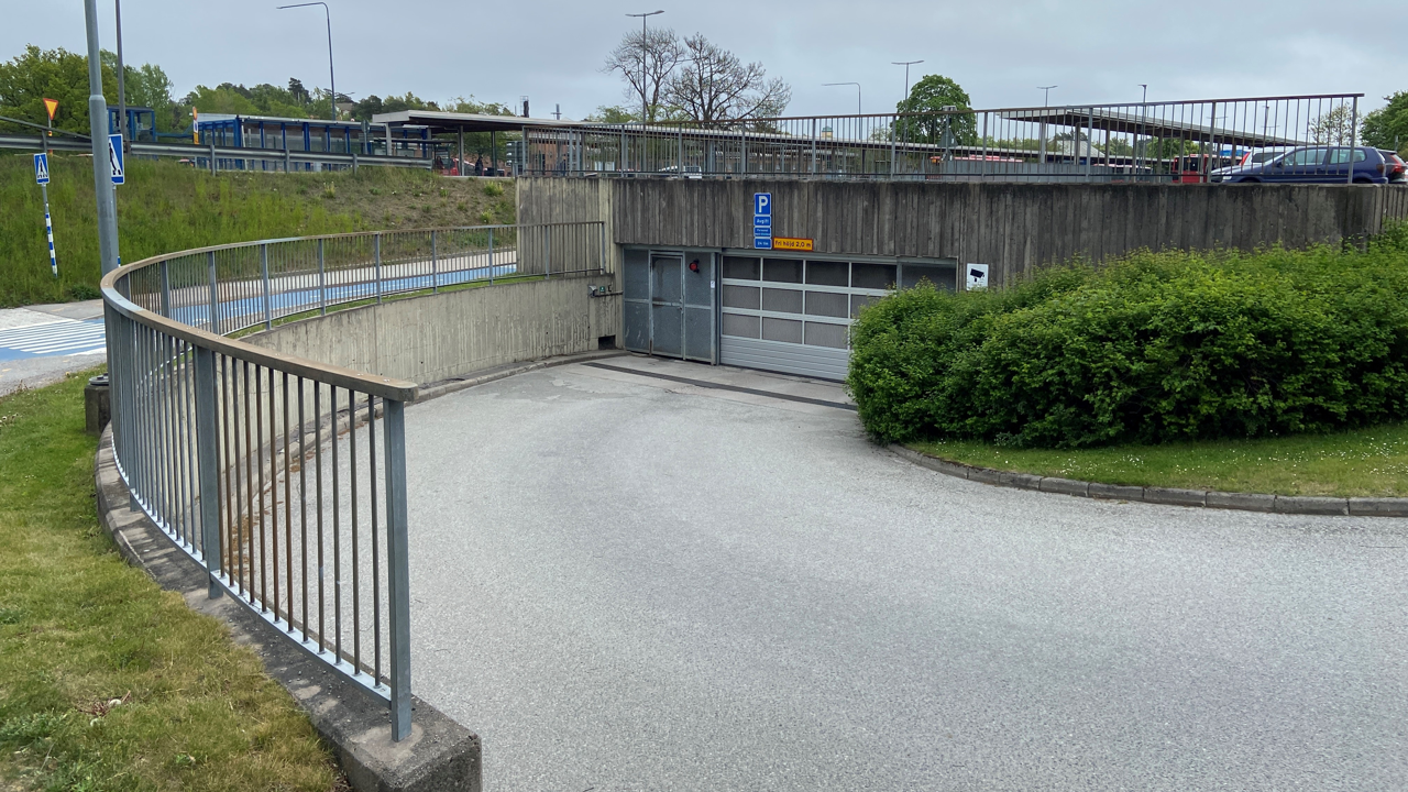 Infart till parkeringsgaraget vid Danderyds sjukhus.