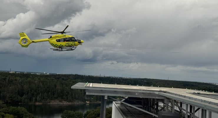 Helikopter landar på helikopterflygplats vid Danderyds sjukhus.