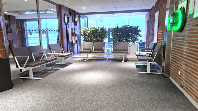 En rad väntstolar i ett väntrum vid huvudentrén.