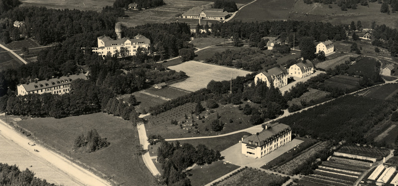 Bilden kommer från Landstingsarkivet bild nr 3163.Flygbild över Löwenströmska. lasarettet, skol- och arbetshemmet och Holmens gård. Foto Aero Matrial AB, Stockholm