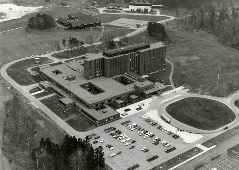 Bilden kommer från Landstingsarkivet bild nr 21784Flygbild över nya lasarettet. 1970Fotograf: Jan Wirén, Stockholm