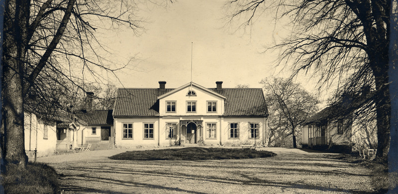 Bilden kommer från Landstingsarkivet bild nr 3162Holmens gård idag Vita Holmen 1935-40.Inrymde ett arbetshem för manliga sinnesslöa. (klockbacka)