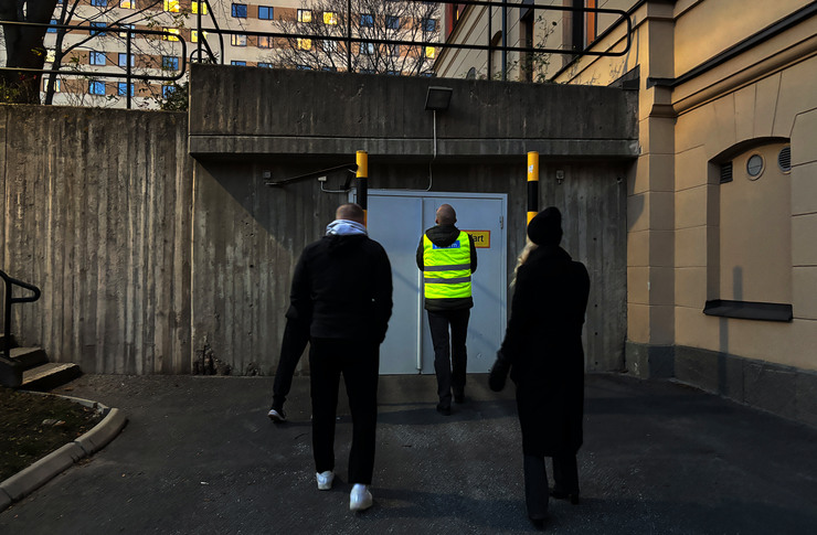 Personer fr&aring;n Locum och sjukhuset som trygghetsronderar utomhus vid Rosenlunds sjukhus.