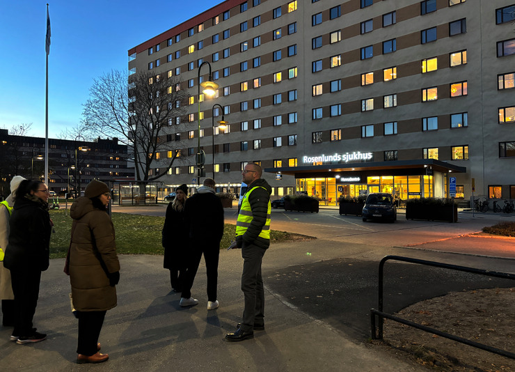 Personer fr&aring;n Locum och sjukhuset som trygghetsronderar utomhus vid Rosenlunds sjukhus.
