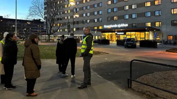 Personer från Locum och sjukhuset som trygghetsronderar utomhus vid Rosenlunds sjukhus.
