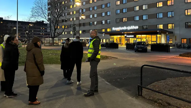 Personer från Locum och sjukhuset som trygghetsronderar utomhus vid Rosenlunds sjukhus.