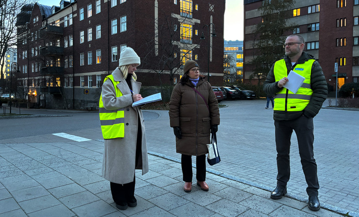 Personer fr&aring;n Locum och sjukhuset som trygghetsronderar utomhus vid Rosenlunds sjukhus.