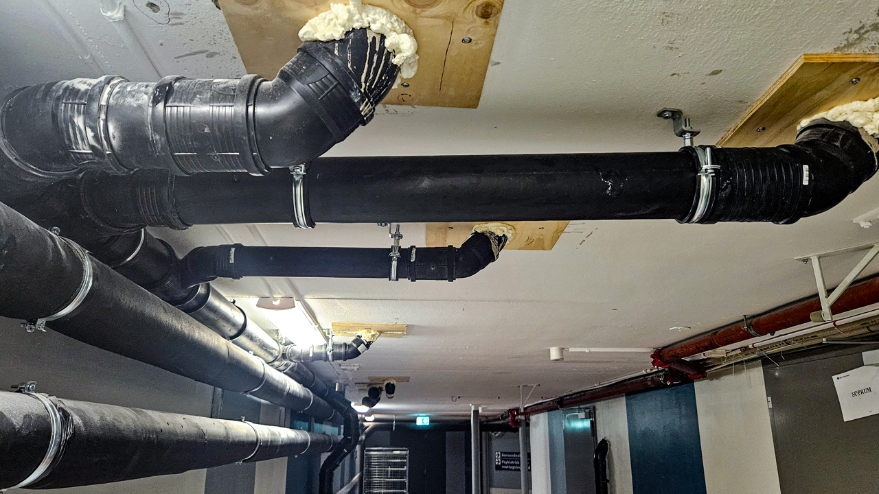 Ett rum som har n&aring;gra r&ouml;r i taket
