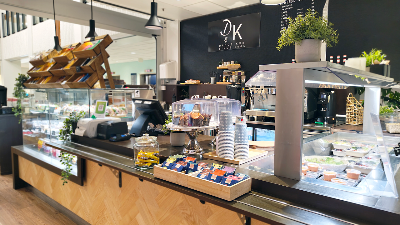 En restaurangdisk med olika sorters mat och fika på.