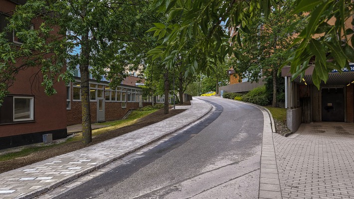 En bild på en nylagd trottoar för säkare gångväg in till sjukhusområder