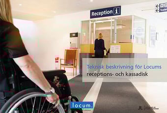 Framsida av broschyren Teknisk beskrivning för Locums receptions- och kassadisk. Kvinna i rullstol ska åka fram till kassadisken.