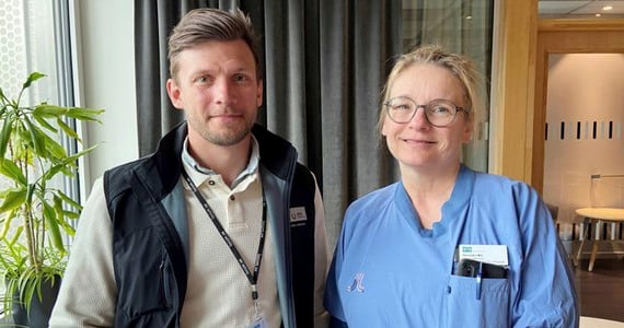 Cristoffer Johansson tillsammans med Veronica Mill i en personalmatsal vid Danderyds sjukhus.