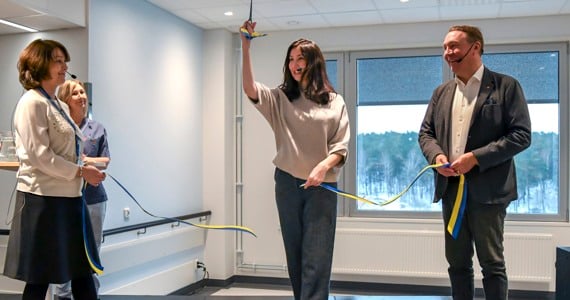 Bandklippning och tal av finansregionrådet Aida Hadžialić, Södertälje sjukhus vd Anna Gerber Ekblom samt Locums styrelseordförande Jens Sjöström.
