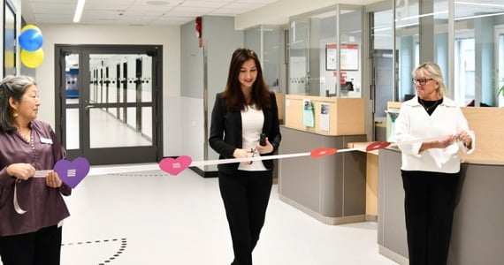 En grupp kvinnor som står bredvid varandra i ett rum.