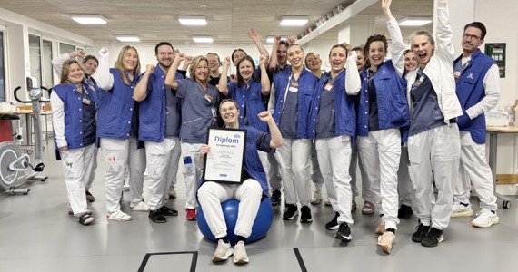 En grupp medarbetare på fysioterapin samlade i träningsrum