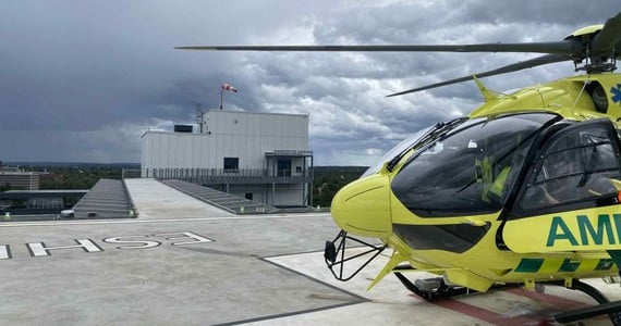 Helikopter parkerad på helikopterflygplats vid Danderyds sjukhus