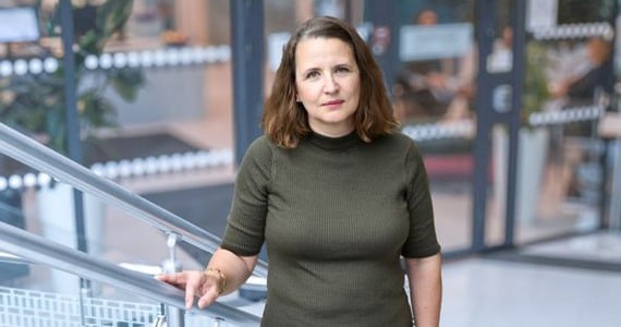 Malin Allemo Gunnesson står i trappa utanför Locums huvudkontor.