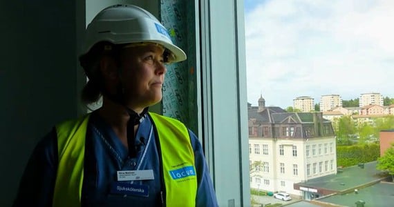 Nina Malinen blickar ut genom ett fönster.