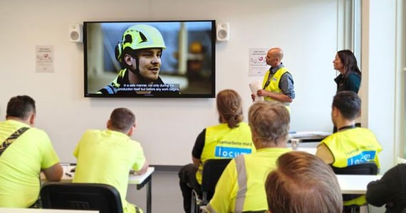 Personer i konferensrum som ser en film under Håll Nollans säkerhetspush vid Nacka sjukhus.