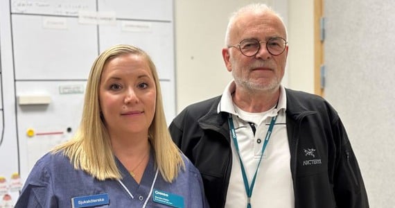 Sandra Melin och Rune Fagerlund från Tiohundra, vid akutmottagningen på Norrtälje sjukhus.