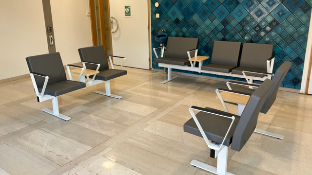 Tillgänglighetsanpassade sittmöbler på publik yta på Löwenströmska sjukhuset.