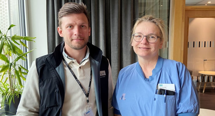 Cristoffer Johansson tillsammans med Veronica Mill i en personalmatsal vid Danderyds sjukhus.