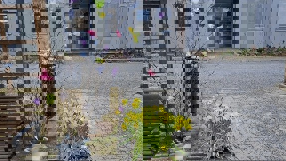 Påskpyntat utanför entré-