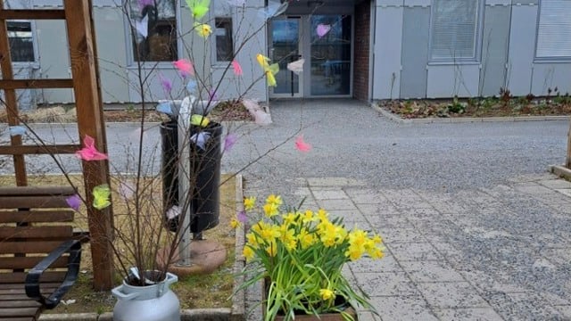 Påskpyntat utanför entré-