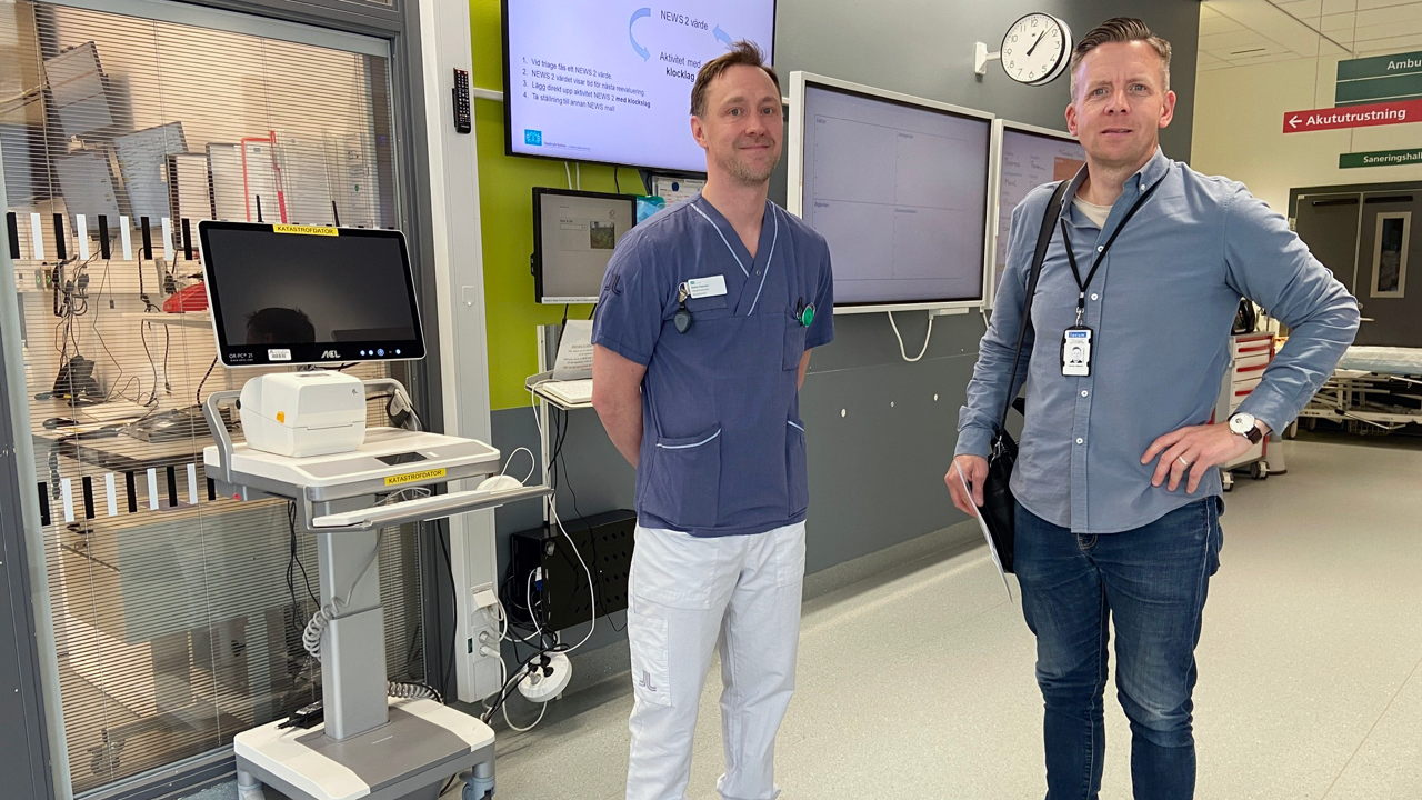 Stefan Kejonen och Hannes Hedlund st&aring;r i korridor p&aring; akuten vid Danderyds sjukhus.