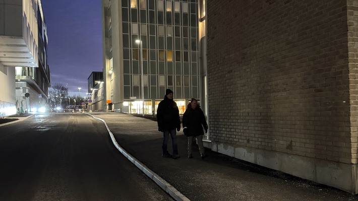 Utomhusmiljö vid Danderyds sjukhus under trygghetsrondering i mörkret.