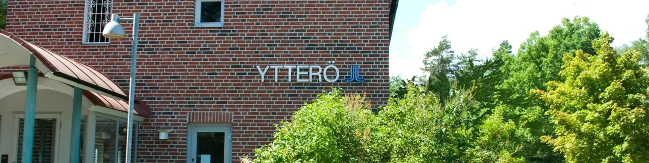 En tegelbyggnad med en skylt som säger vitero på den.