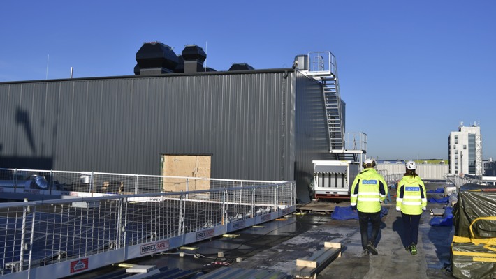 Två personer går på ett tak.