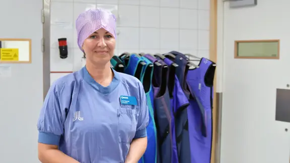 Lina Papunen med operationskläder utanför operationsal.