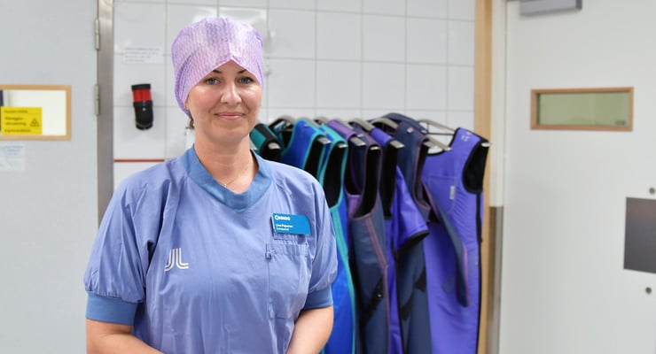 Lina Papunen med operationskläder utanför operationsal.