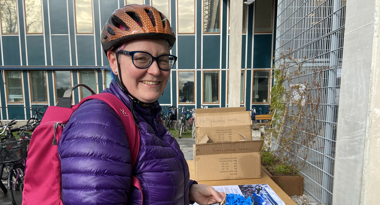 Clara Brandkvist lämnar in sin cykel under cykeldag vid Danderyds sjukhus.