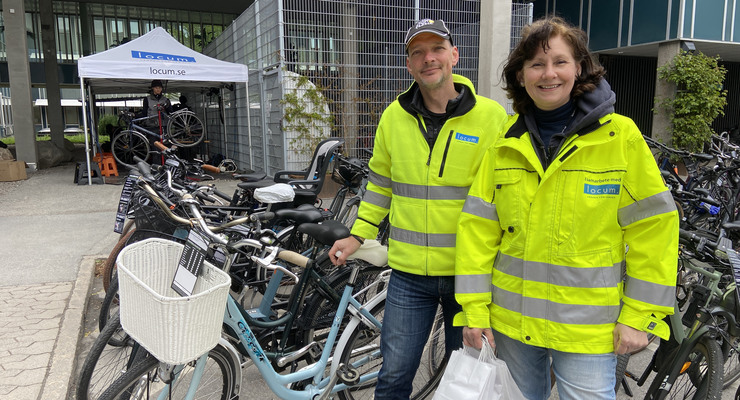 Philipp Nuscheler och Marie Rytting vid cyklar under cykeldag vid Danderyds sjukhus.