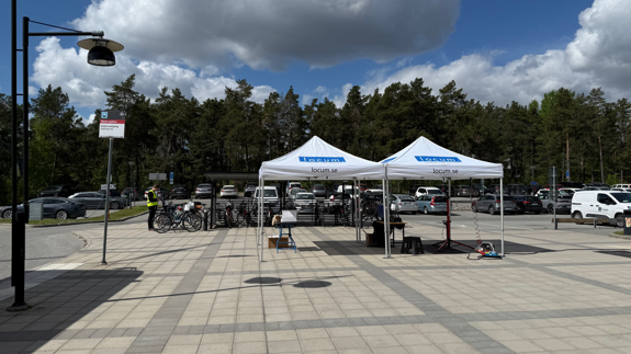 En grupp tält uppställda på en parkeringsplats.